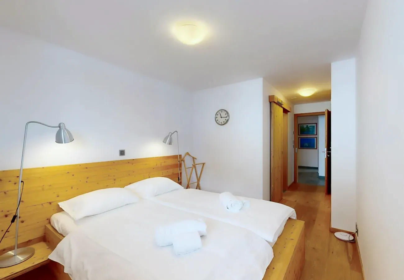 Schlafzimmer mit Doppelbett im Chalet