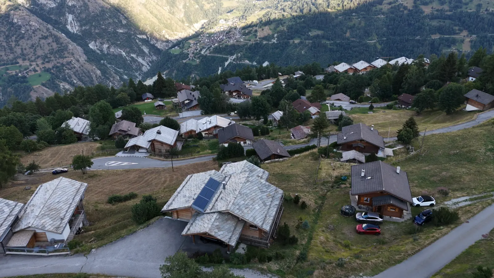 Le toit du chalet vu par notre drone, puis la vue sur les sommets et la vallée