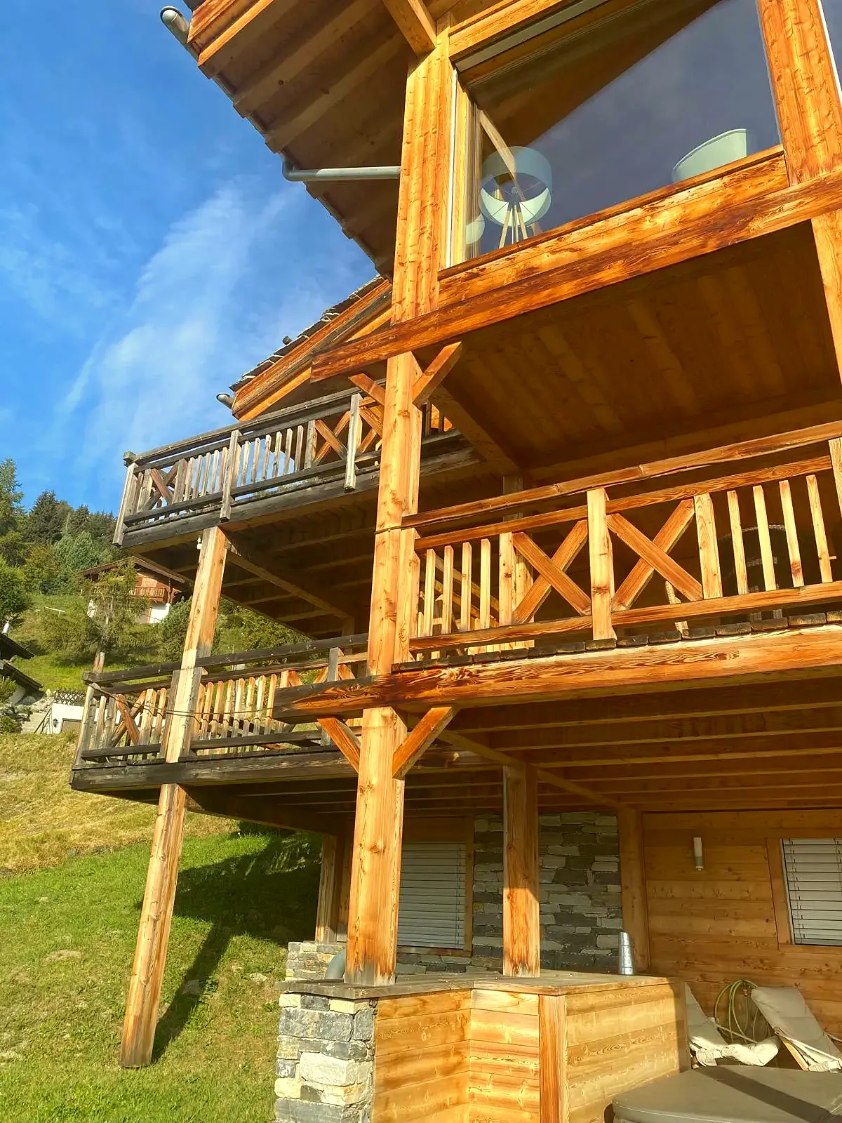 Balcons en bois du chalet en été