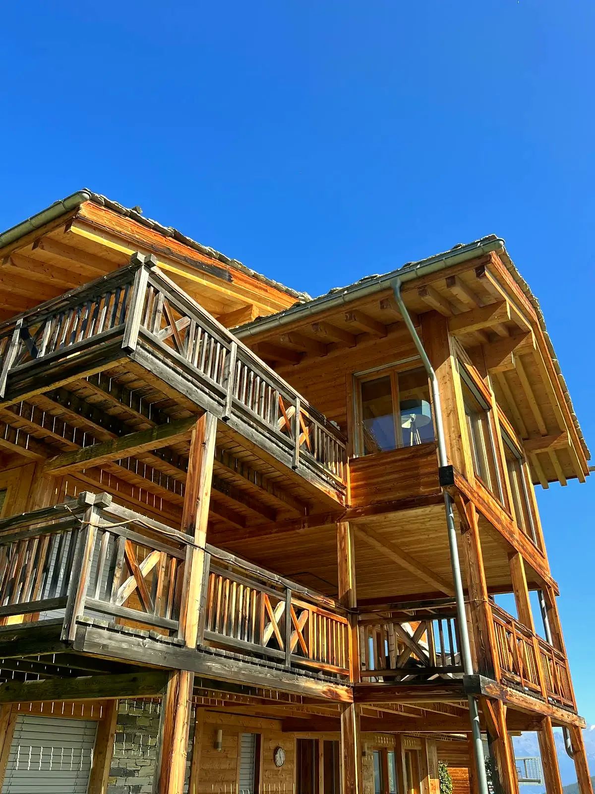Holzbalkone des Chalets vor einem Winterhimmel