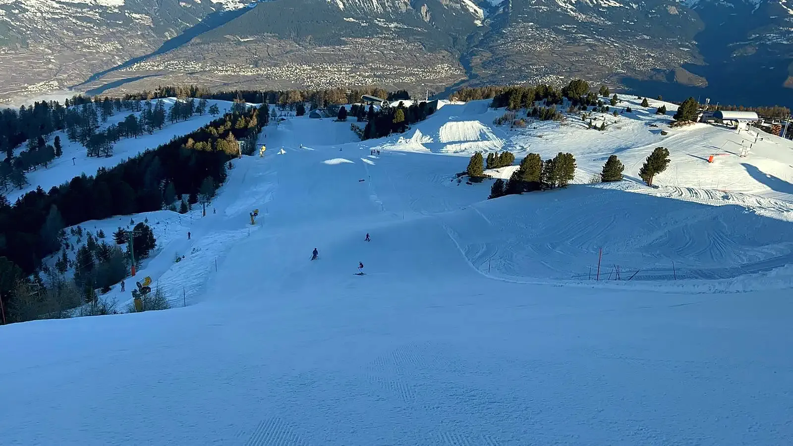 Präparierte Piste über dem Rhonetal im Sektor Thyon