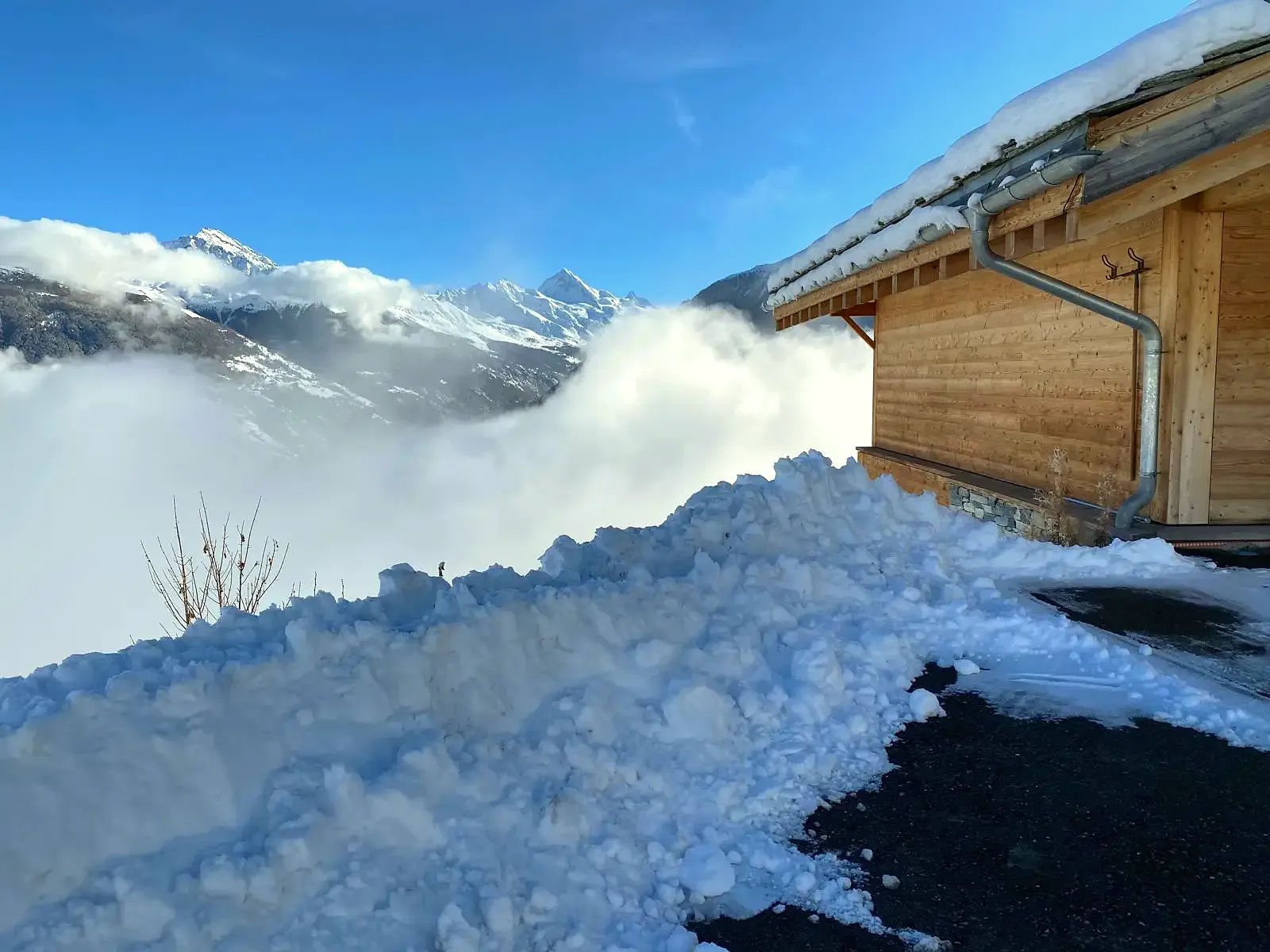 Nebelmeer unter dem Chalet nach Neuschnee