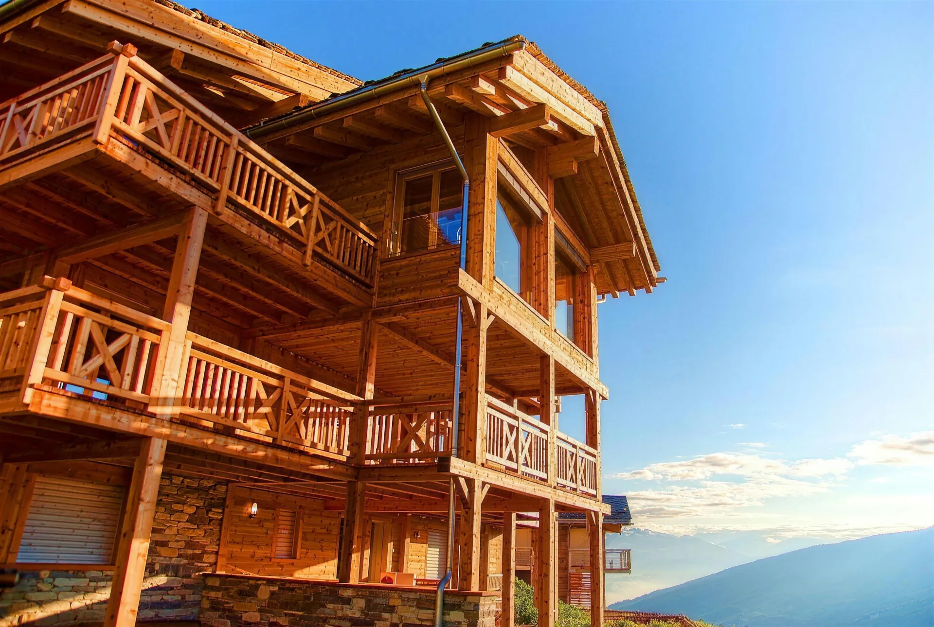 Terrassentisch im Sommer, dahinter die Berge