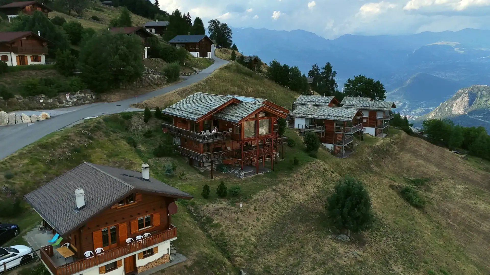 Le chalet sur sa pente en été, la vallée du Rhône en contrebas
